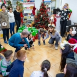 SocialXChange – voluntari din mediul privat aduc bucuria Crăciunului în casele copiilor defavorizați 