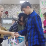 Copiii defavorizaţi din Sectorul 6 au primit  haine, cărţi şi jucării de la Magazinul SocialXChange