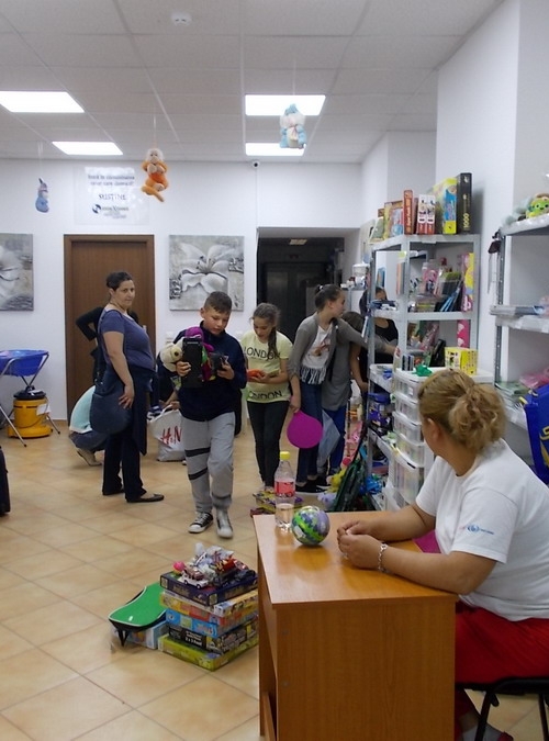 Copiii defavorizaţi din Sectorul 6 au primit  haine, cărţi şi jucării de la Magazinul SocialXChange